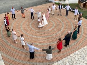 Jeunes mariés et les invités du mariage sur la terrasse de la Résidence Romaric