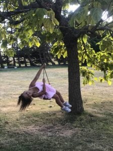 Balançoire enfant - Arbres - Grand terrain de jeux