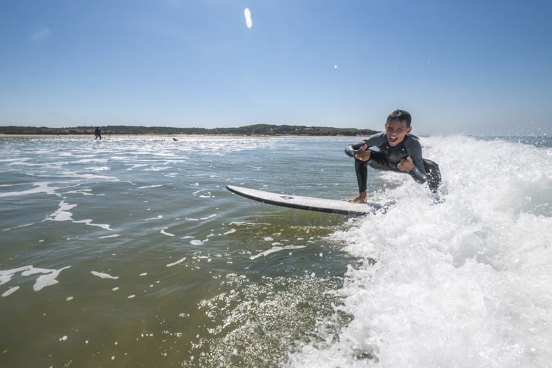 Photo d'un cours de surf à la plage du Veillon à Talmont Saint Hilaire