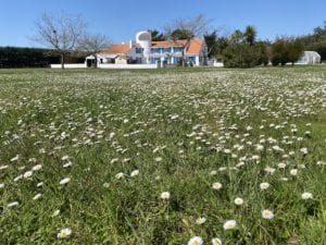 Jardin Grand espace vert enfant jouer soleil calme Jard-sur-Mer Vendée Résidence de charme