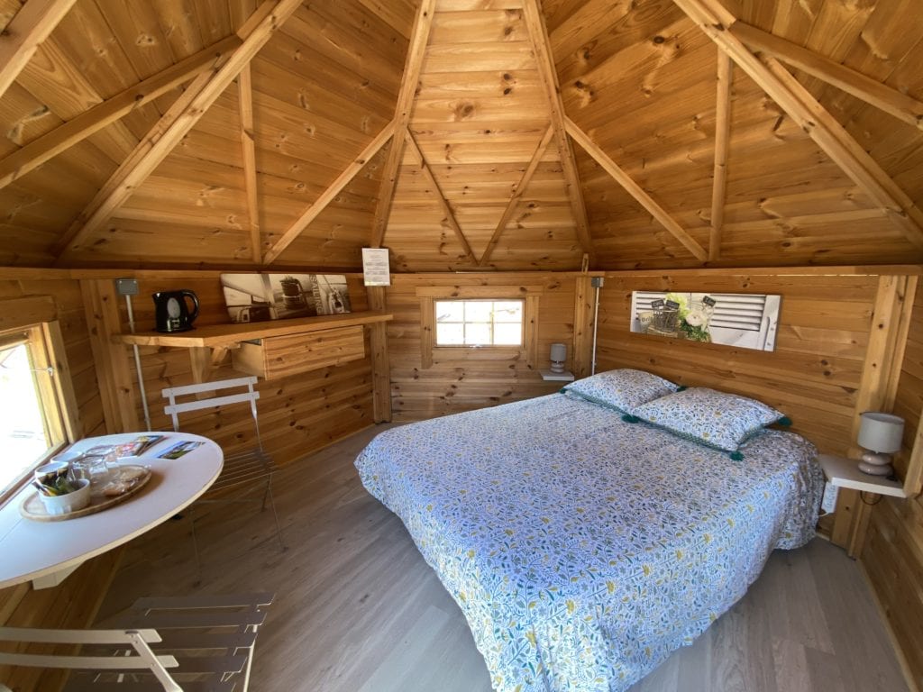 Location hébergement insolite de charme, quelques jours en duo, à Jard sur mer Vendée terrasse en bois piscine chauffée bonheur et quiétude