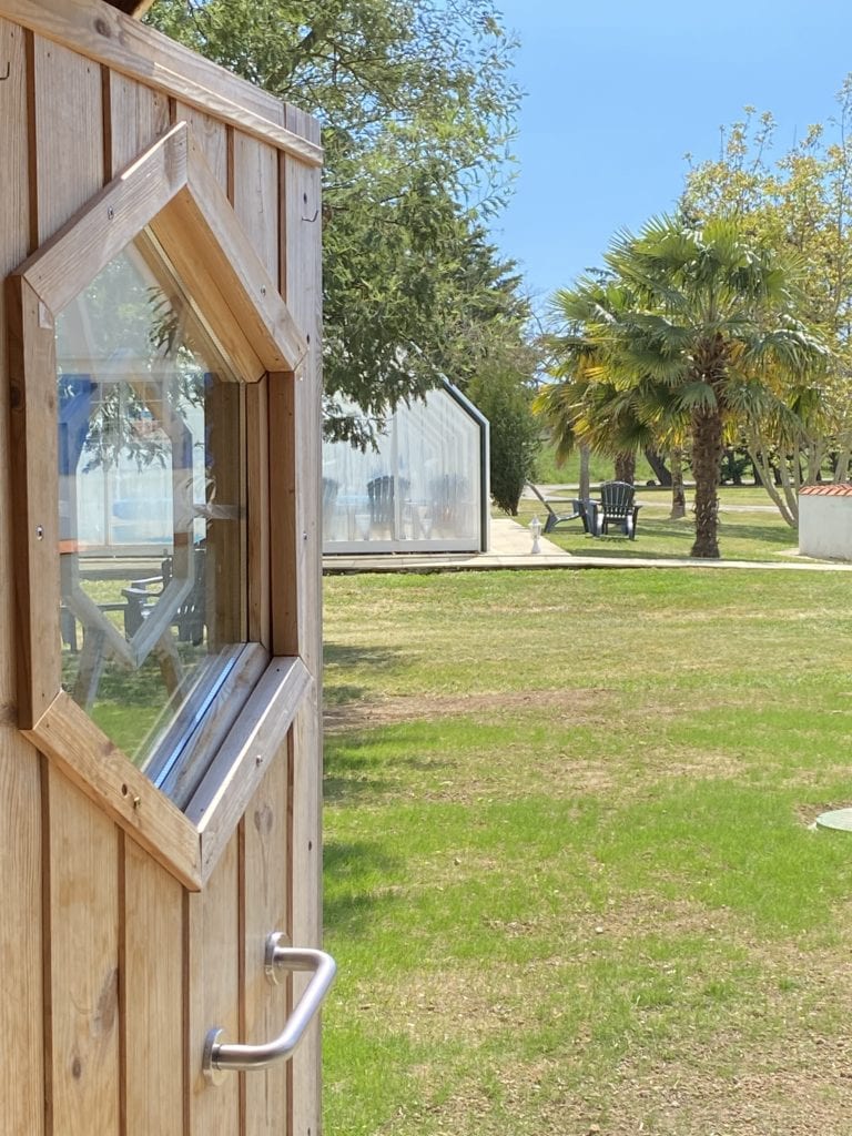 Location hébergement insolite de charme, quelques jours en duo, à Jard sur mer Vendée terrasse en bois piscine chauffée bonheur et quiétude