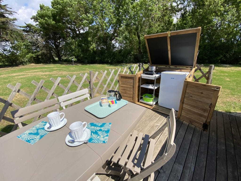 Location hébergement insolite de charme, quelques jours en duo, à Jard sur mer Vendée terrasse en bois piscine chauffée bonheur et quiétude