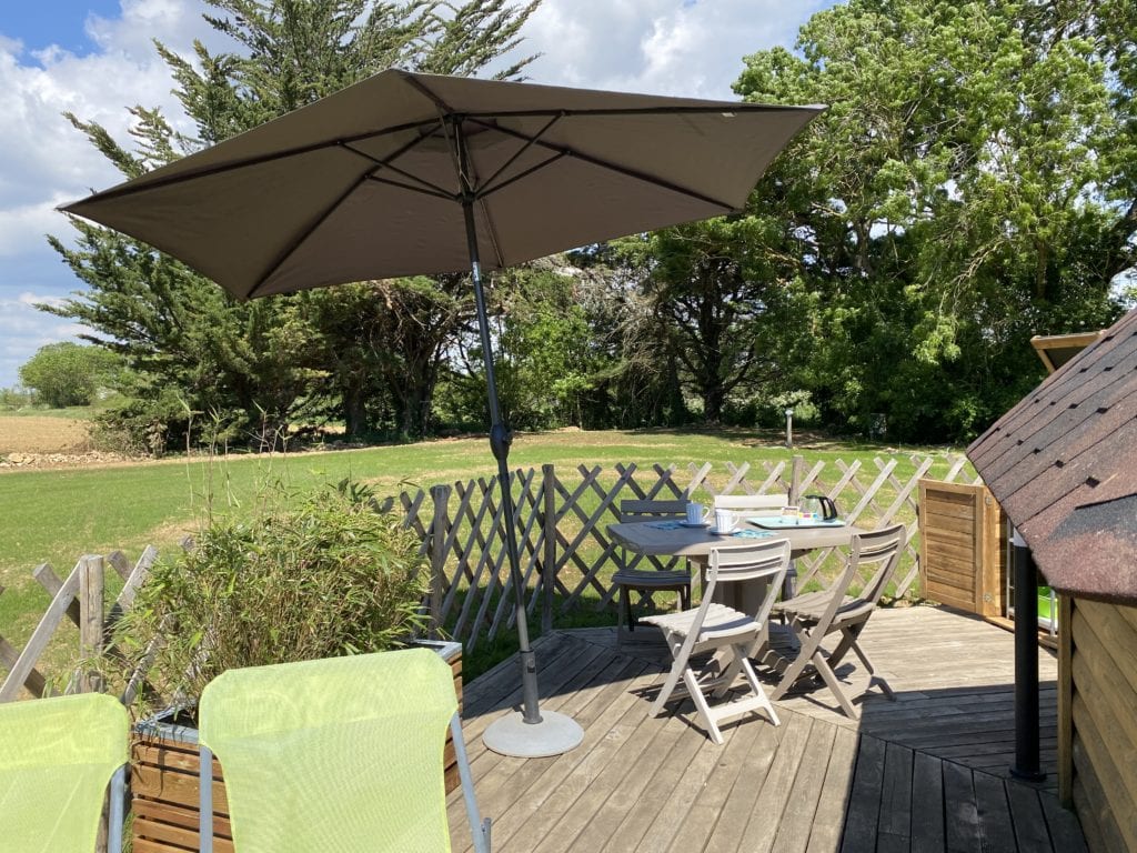 Location hébergement insolite de charme, quelques jours en duo, à Jard sur mer Vendée terrasse en bois piscine chauffée bonheur et quiétude