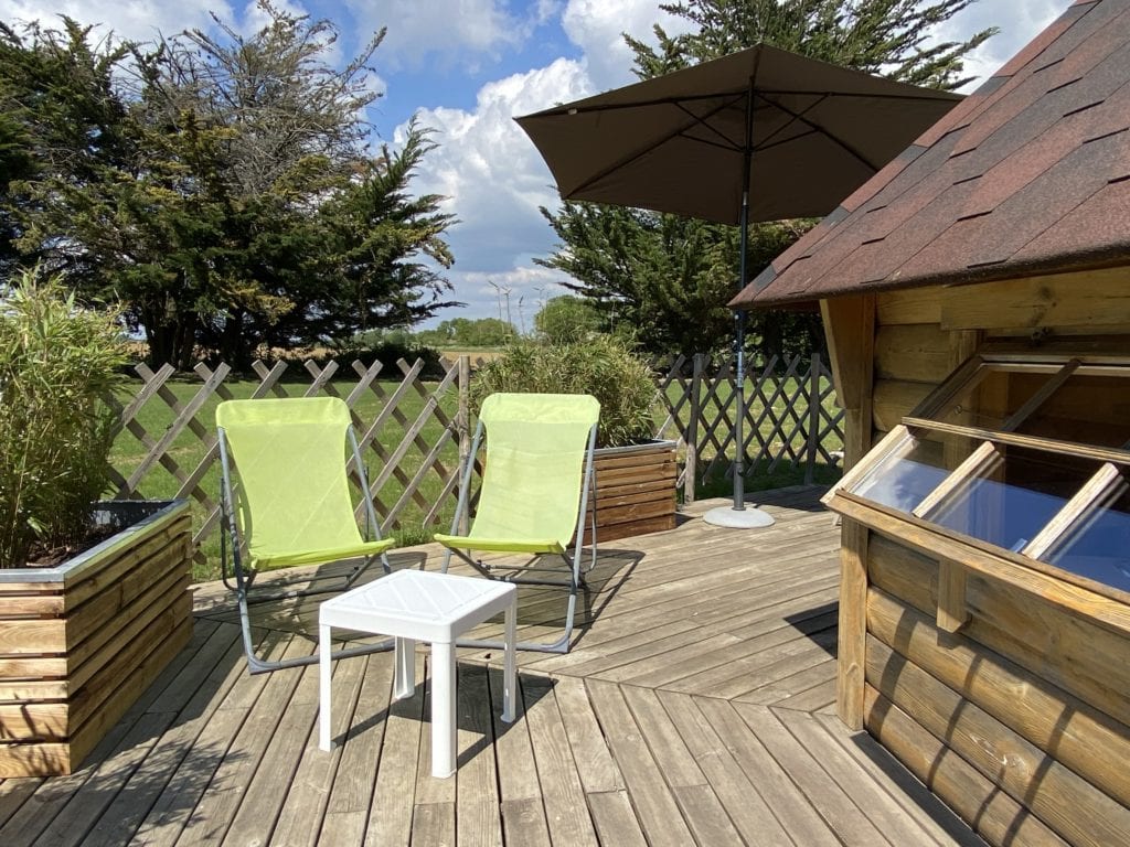 Location hébergement insolite de charme, quelques jours en duo, à Jard sur mer Vendée terrasse en bois piscine chauffée bonheur et quiétude