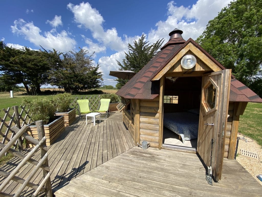 Location hébergement insolite de charme, quelques jours en duo, à Jard sur mer Vendée terrasse en bois piscine chauffée bonheur et quiétude - couple