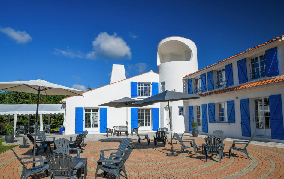 Terrasse Résidence Romaric Soleil Chaises Parasols Jard-sur-Mer Vendée